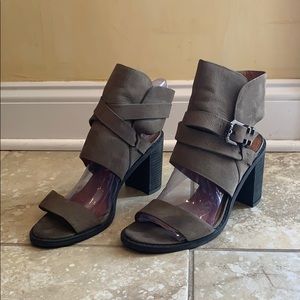 Kenneth Cole strappy heel